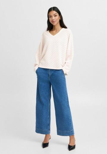 Пуловер с вырезом V