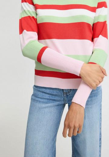 Пуловер в полоску