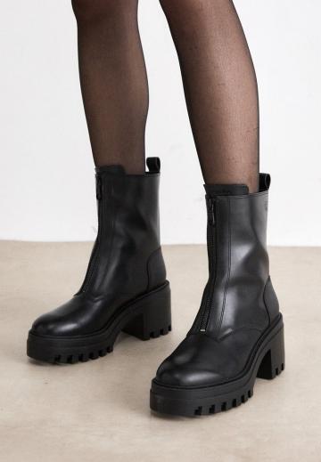 Высокие сапоги