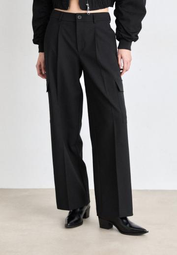 Брюки с накладными карманами