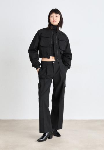 Брюки с накладными карманами