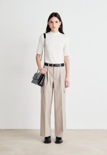 Брюки с накладными карманами