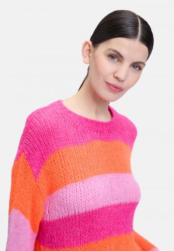 Пуловер в полоску