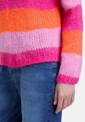 Пуловер в полоску