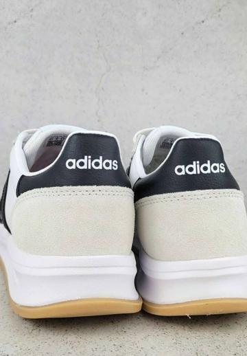 Походные кроссовки