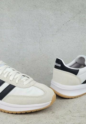 Походные кроссовки