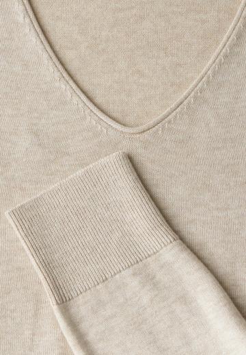 Пуловер с вырезом V