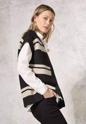 Вязаный жилет