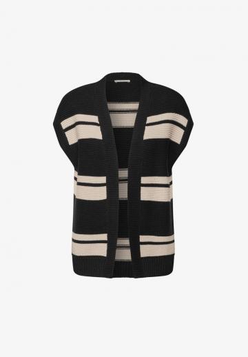 Вязаный жилет