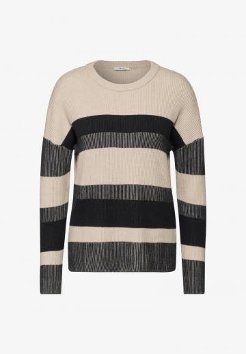 Пуловер в полоску