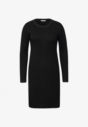 Вязаное платье