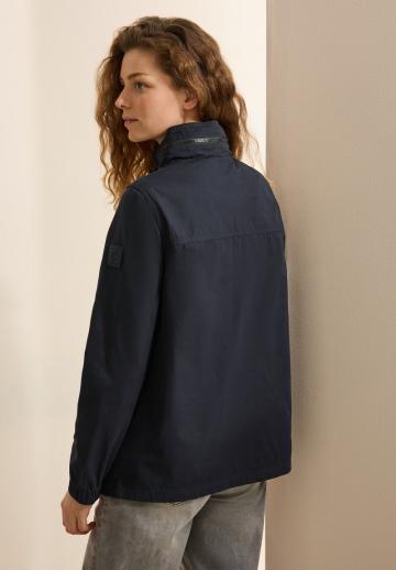 Куртка с накладнымит карманами