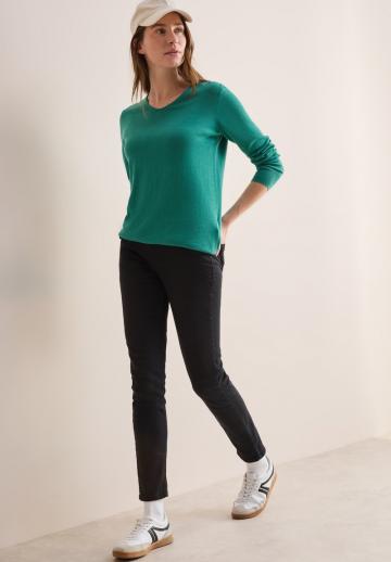 Пуловер с вырезом V