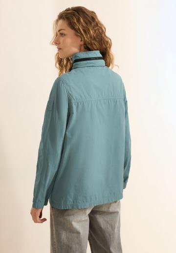 Куртка с накладнымит карманами