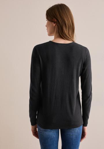 Пуловер с вырезом V