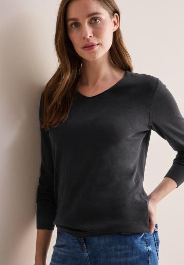 Пуловер с вырезом V