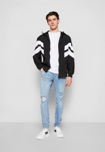 Узкие джинсы