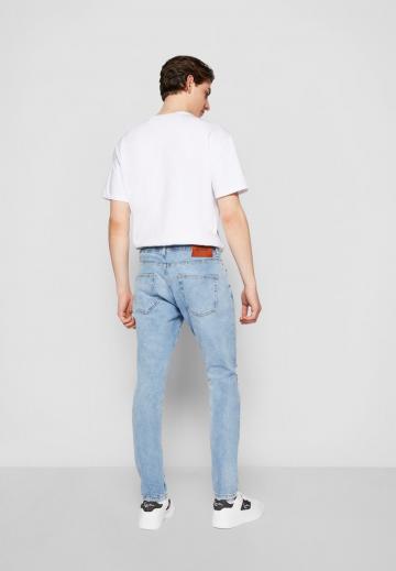 Узкие джинсы