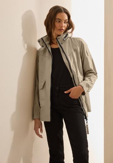 Куртка с накладнымит карманами