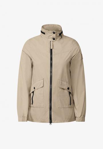 Куртка с накладнымит карманами