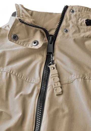 Куртка с накладнымит карманами