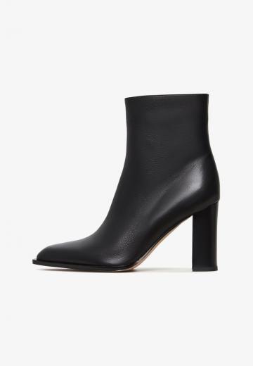 Полусапожки на высоком каблуке