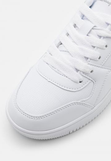 Кроссовки для зала