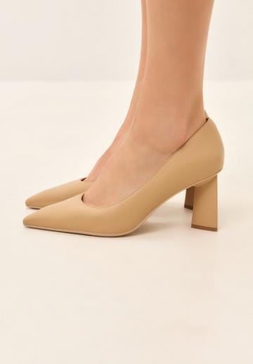 Туфли с высоким носом