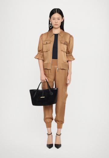 Брюки с накладными карманами