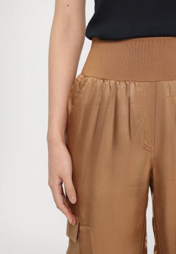 Брюки с накладными карманами