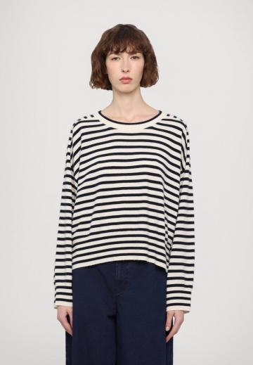 Пуловер в полоску