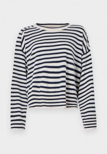 Пуловер в полоску