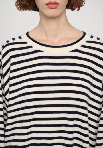 Пуловер в полоску