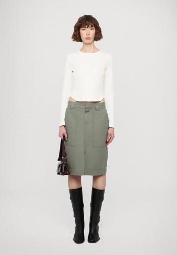 Юбка с накладными карманами