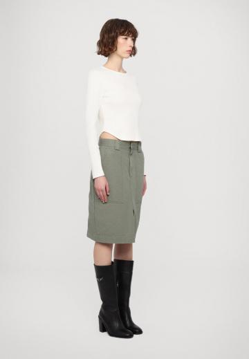 Юбка с накладными карманами