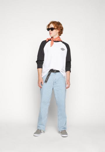 Прямые джинсы