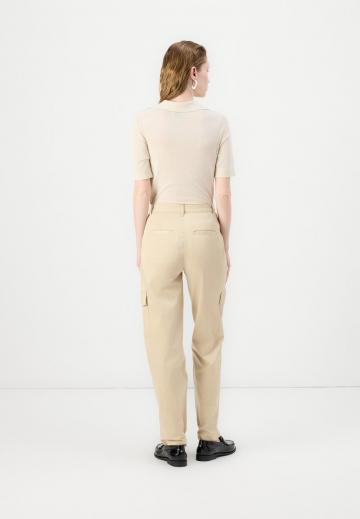 Брюки с накладными карманами