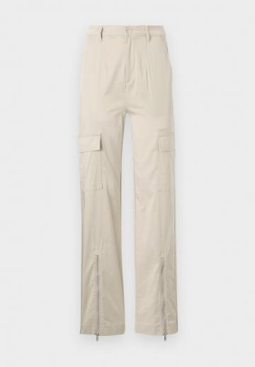 Брюки с накладными карманами