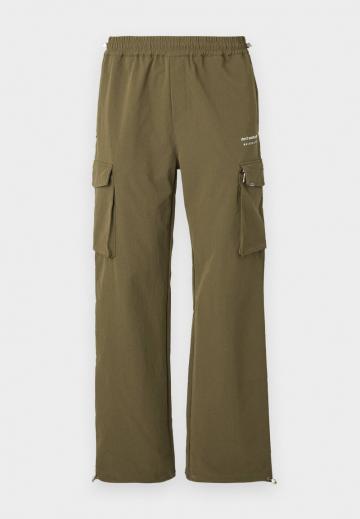 Брюки с накладными карманами