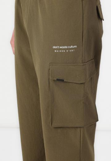 Брюки с накладными карманами