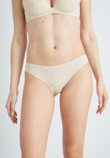 Трусы на бедрах