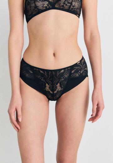 Трусы на бедрах