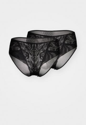 Трусы на бедрах