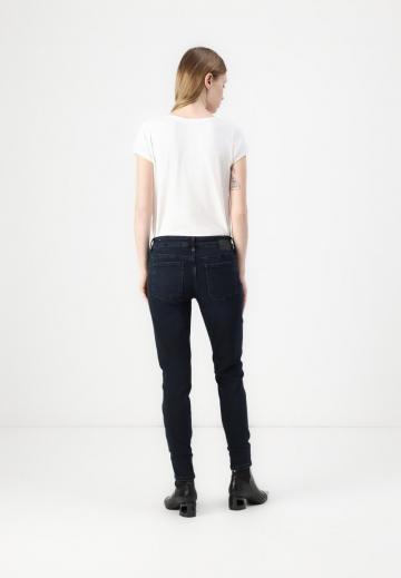 Узкие джинсы