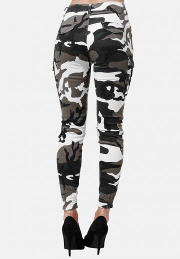 Брюки с накладными карманами