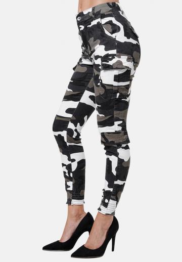 Брюки с накладными карманами