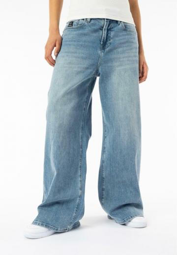 Клешеные джинсы