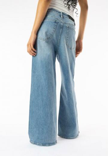 Клешеные джинсы