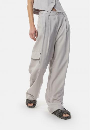 Брюки с накладными карманами