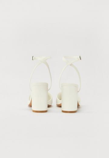 Туфли на высоком каблуке